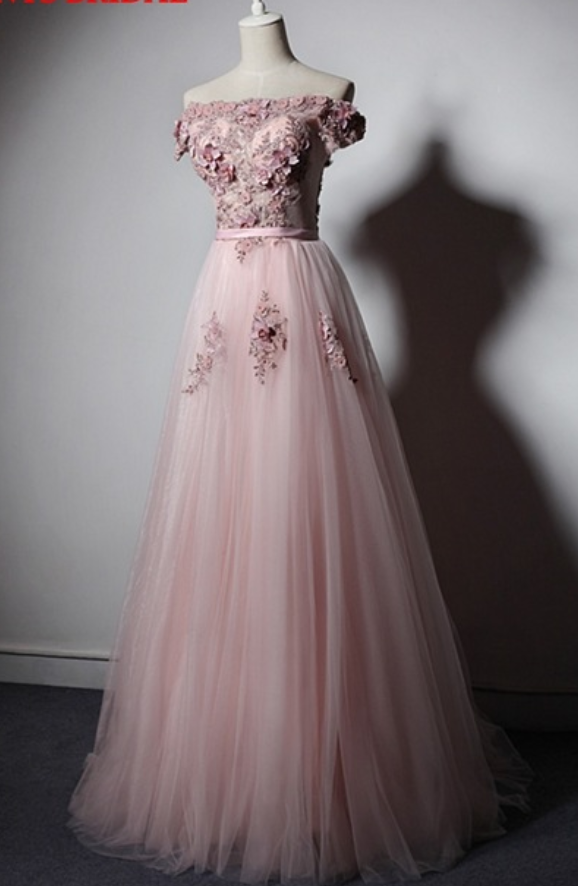 Pink Lace Wears The Evening Gown Of A Formal Prom Evening Gown With A Formal Prom Evening Dress