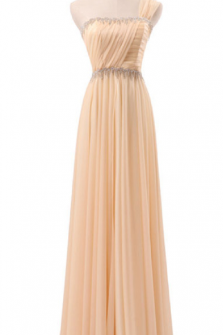 The Shoulders Of The Handsome Evening Gown With A Chiffon Gown Are Wearing A Rumpled Party Dress