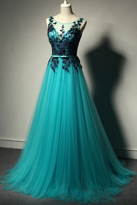 A Formal Evening Dress For A Woman In A Formal Evening Gown And A Formal Evening Gown