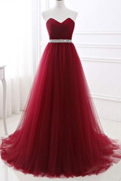 The Red-black Evening Wore A Formal Dress Dinner, Pajamas, And A Beautiful Young Evening Gown
