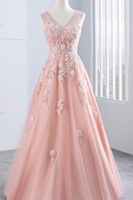 The Rose Party Dresses In A Dress With A Thin Tulle Gown At The End Of The Evening