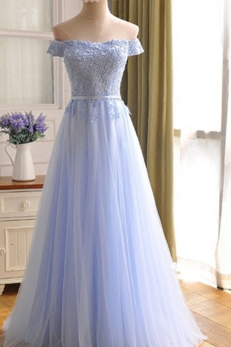 Blue Light Parties Wear Long Skirts At Night And The Women In The Back Of The Lounge Chair Dress In A Formal Prom Gown