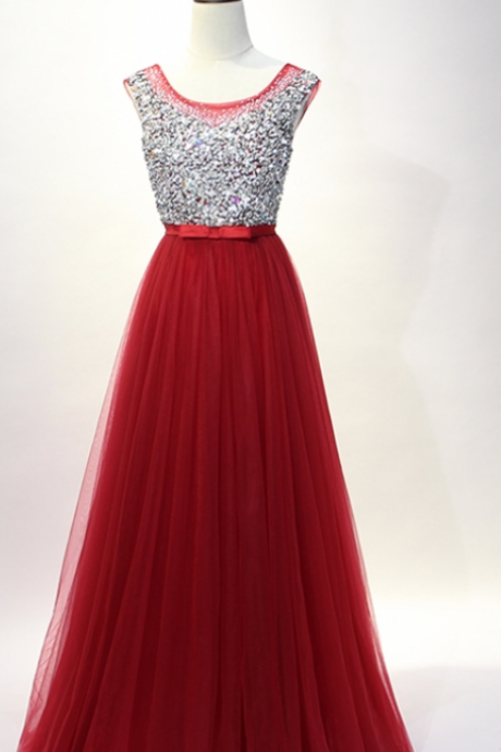 The Red Gown Night Wore A Woman's Dress Ball And A Formal Evening Gown For The Evening Gown