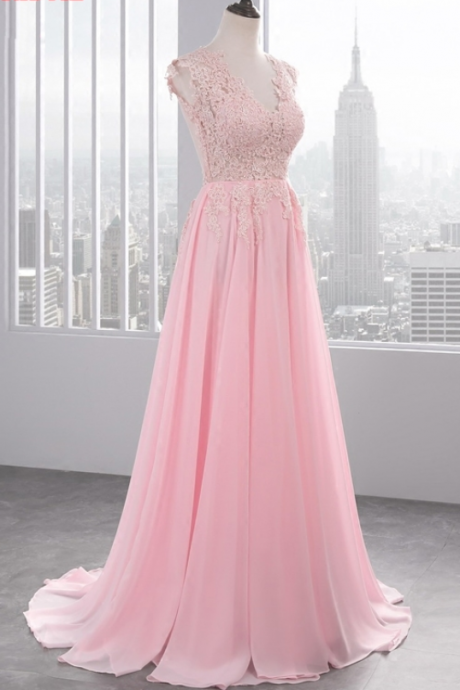The Woman's Chiffon Gown With A Long Evening Gown Was A Formal Evening Gown