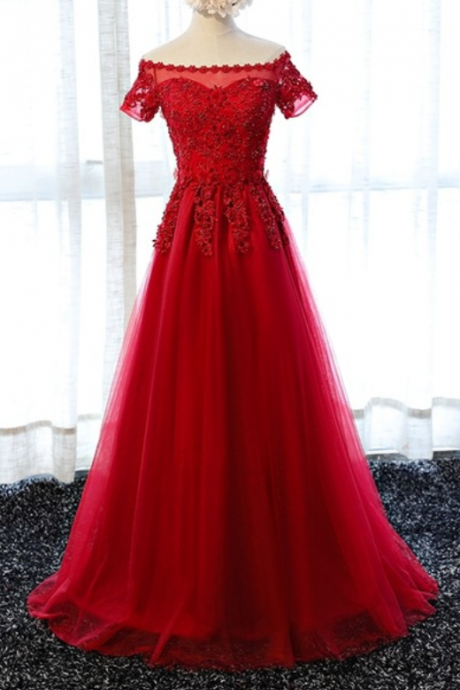 The Red Lace Pearl Wore A Lovely Dress For A Long Time, And The Evening Dress Was