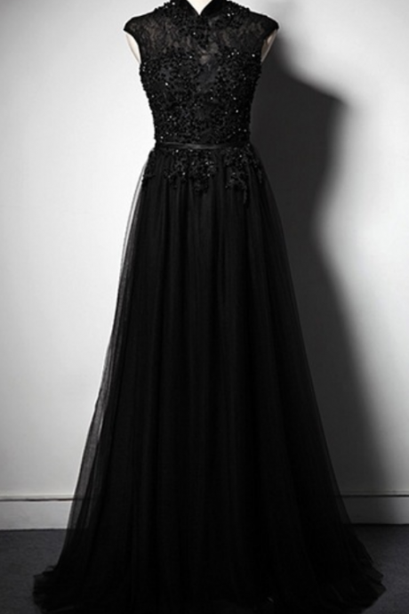 The Woman With Long Black Lace Wedding Gowns Wore A Formal Evening Gown With A Formal Evening Gown And A Small Party Deckchair