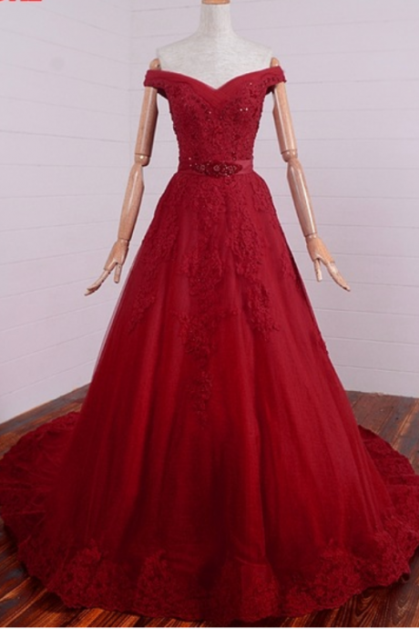The Woman In The Elegant Red Lace Wedding Gown, The Woman In The Veil, Began The Formal Evening Gown With A Formal Evening Gown And A Small Party