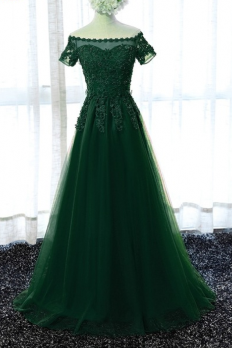 The Long Dress Was Dressed In A Green Dress And The Woman Wore A Graduation Party Dress For The Evening Gown