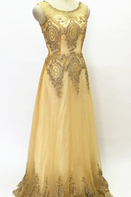 Dressed In A Gold Sequined Bridesmaid Dress, The Bridesmaid Dance Wore A Long Gown By Her Sister Evening Gown