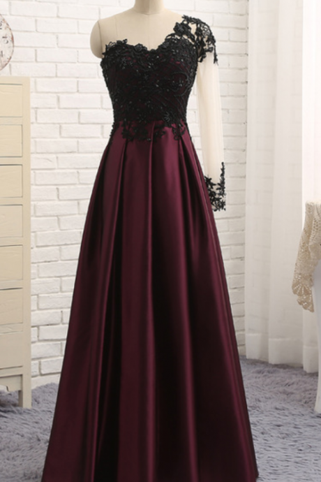 Evening Gown With A Long Sleeveless Dress, A Long Gown With Black Lace And A Beading Dress