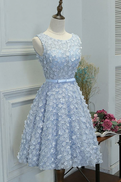 A-line Boat Neck Knee-length Lace Homecoming Dress With Appliques