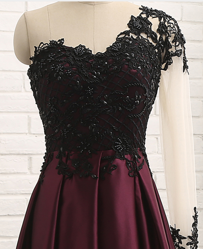 Evening Gown With A Long Sleeveless Dress, A Long Gown With Black Lace ...